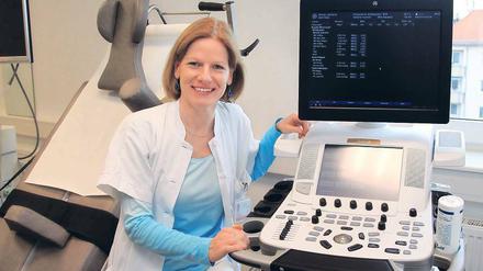 Dana König ist Fachärztin für Innere Medizin und Angiologie am Präventionszentrum des Klinikums „Ernst von Bergmann“. In dem Zentrum konnten sich die Teilnehmer von „Potsdam läuft“ vor Beginn ihres einjährigen Trainings im Rahmen eines medizinischen Basis-Checks grundlegend untersuchen lassen.