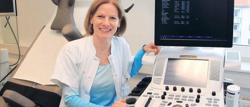 Dana König ist Fachärztin für Innere Medizin und Angiologie am Präventionszentrum des Klinikums „Ernst von Bergmann“. In dem Zentrum konnten sich die Teilnehmer von „Potsdam läuft“ vor Beginn ihres einjährigen Trainings im Rahmen eines medizinischen Basis-Checks grundlegend untersuchen lassen.