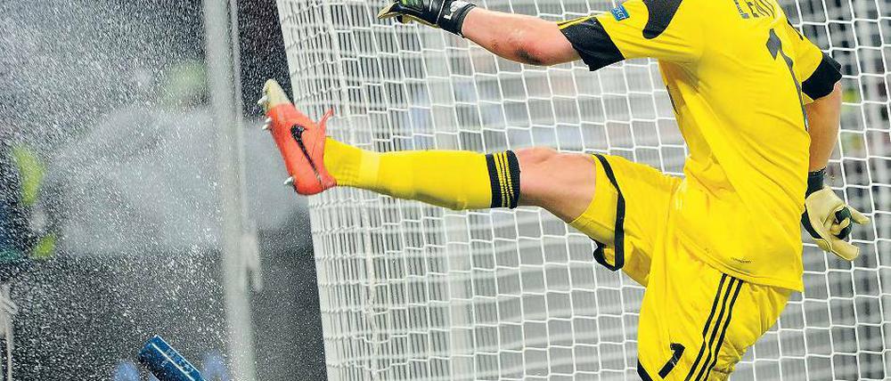 Ibrahimovic für Arme. Bayers Torhüter Bernd Leno tritt nach dem 0:4 eine Wasserflasche durch die Luft.