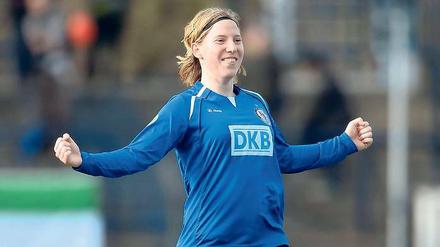 Stefanie Draws wechselte im Sommer 2006 vom FFV Neubrandenburg zu Turbine Potsdam und machte an der Sportschule ihr Abitur. Die 24-jährige gebürtige Rostockerin ist bei Turbine zur Abwehrchefin gereift.