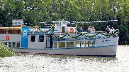 Das Mutterschiff. Die Hertha schippert über die Kyritzer Seenkette.