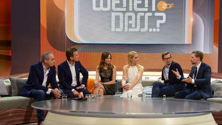 Stimmiges Gesamtbild: Christian Rach (v.l.n.r.), Hilary Swank, Judith Rakers, Joko Winterscheidt und Klaas Heufer-Umlauf auf Markus Lanz' "Wetten, dass..?"-Couch.