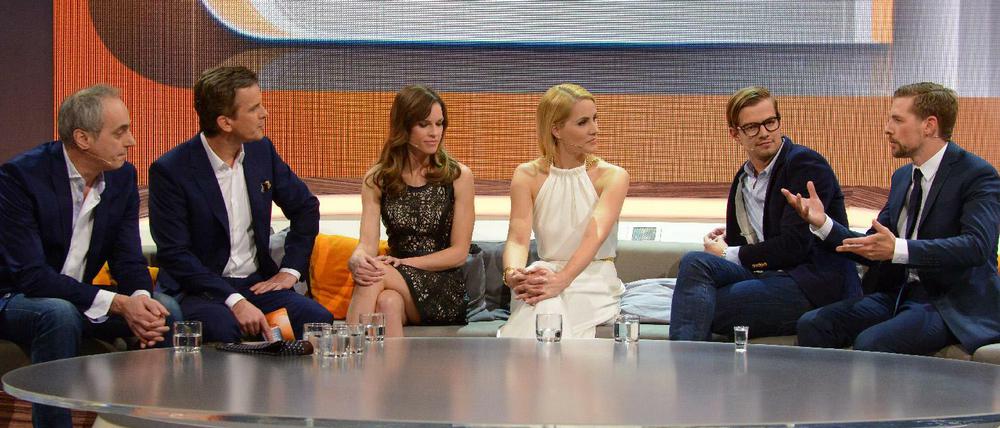 Stimmiges Gesamtbild: Christian Rach (v.l.n.r.), Hilary Swank, Judith Rakers, Joko Winterscheidt und Klaas Heufer-Umlauf auf Markus Lanz' "Wetten, dass..?"-Couch.