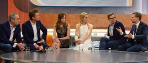 Stimmiges Gesamtbild: Christian Rach (v.l.n.r.), Hilary Swank, Judith Rakers, Joko Winterscheidt und Klaas Heufer-Umlauf auf Markus Lanz' "Wetten, dass..?"-Couch.