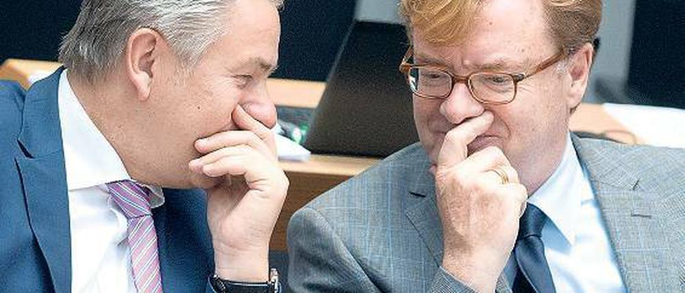 Bleibt Beamter. Klaus Wowereit (l.) hat André Schmitz „aus rechtlichen Gründen“ in den einstweiligen Ruhestand versetzen lassen.