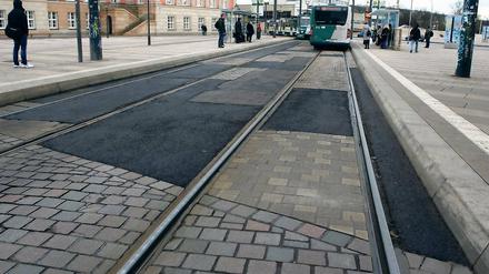 Stadtverordnete fordern Schönheit und Funktionalität. In den Osterferien will die Stadt Potsdam den Verkehrsweg am neuen Landtag jedoch komplett asphaltieren.
