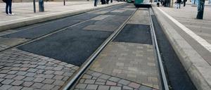 Stadtverordnete fordern Schönheit und Funktionalität. In den Osterferien will die Stadt Potsdam den Verkehrsweg am neuen Landtag jedoch komplett asphaltieren.