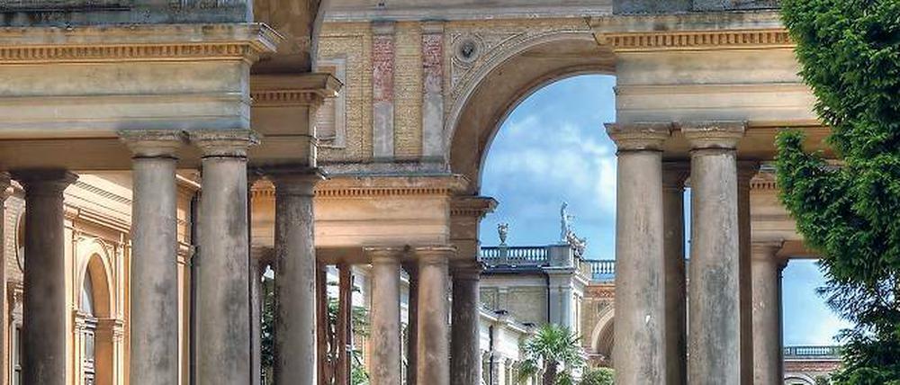 In einem ganz besonderen Licht. So zeigt der Fotograf Widbert Giessing in dem Bildband „Königliches Potsdam“ die Schlösser und Parklandschaften. Manchmal auch aus interessanten Perspektiven wie hier die Orangerie von Sanssouci.