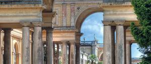 In einem ganz besonderen Licht. So zeigt der Fotograf Widbert Giessing in dem Bildband „Königliches Potsdam“ die Schlösser und Parklandschaften. Manchmal auch aus interessanten Perspektiven wie hier die Orangerie von Sanssouci.