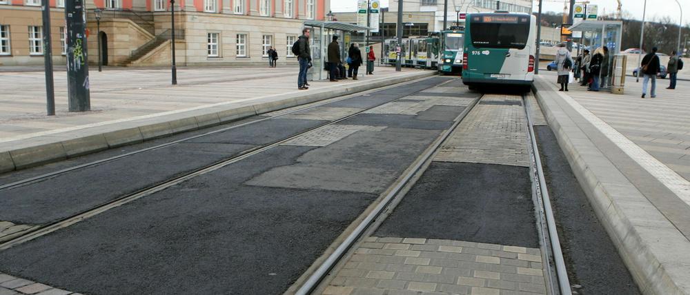 Jetzt schon ein Flickenteppich: die Trasse am Stadtschloss.