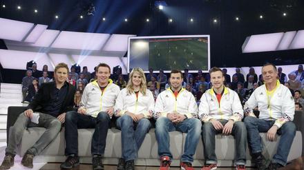 Eingeflogen aus Sotschi: ZDF-Moderator Jochen Breyer (v.l.) begrüßt die deutschen Rodler Felix Loch, Natalie Geisenberger, Tobias Wendl, Tobias Arlt und Trainer Norbert Loch im "Sport-Studio". 