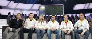 Eingeflogen aus Sotschi: ZDF-Moderator Jochen Breyer (v.l.) begrüßt die deutschen Rodler Felix Loch, Natalie Geisenberger, Tobias Wendl, Tobias Arlt und Trainer Norbert Loch im "Sport-Studio". 
