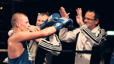 Erfolg zieht an. Manager und Trainer Ralph Mantau (r.) und Eimantas Stanionis (l.) feiern den Sieg des jungen Litauers im Toyota-Autohaus. Das Publikum honoriert die Erfolge durch regelmäßiges Wiederkommen.