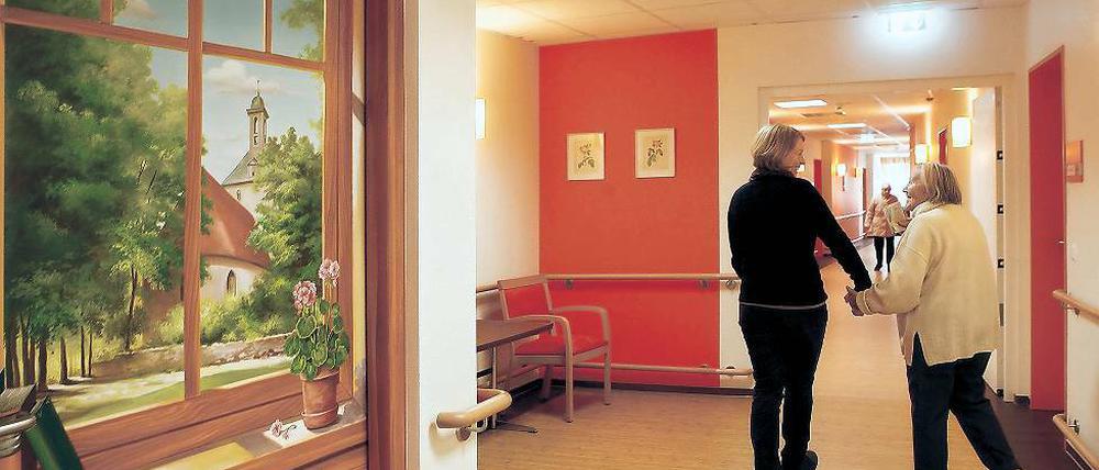 Gedächtnistraining. Auch die bemalten Türen werden genutzt, um Demenzpatienten an ihre eigene Geschichte zu erinnern.