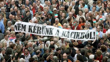 Anreise zum "Tag der Ehre" in Budapest; auf dem Foto ist die Gegendemonstration zu sehen.