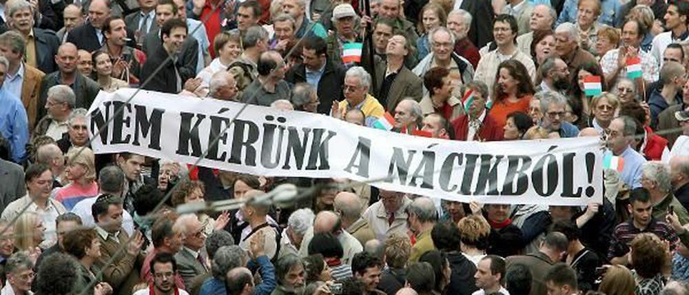 Anreise zum "Tag der Ehre" in Budapest; auf dem Foto ist die Gegendemonstration zu sehen.