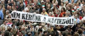 Anreise zum "Tag der Ehre" in Budapest; auf dem Foto ist die Gegendemonstration zu sehen.