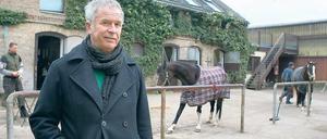 Als Erster entdeckt. Locationscout Peer Hartwig freut sich, wenn er einen Drehort findet, an dem zuvor noch kein Filmteam gewesen ist. Wie auch hier auf dem Ruhlsdorfer Pferdehof. Dort wurden Szenen für eine neue Sat. 1-Serie gedreht, die in Berlin spielt. Die TV-Kommissarin reitet darin auch gerne mal zu den Tatorten.