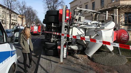 Aus dem umgekippten Laster in der Jägerallee läuft der Beton.