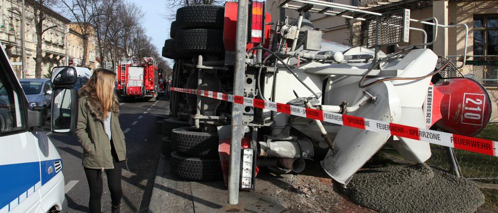 Aus dem umgekippten Laster in der Jägerallee läuft der Beton.