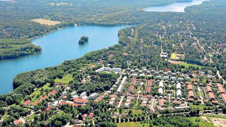 Schwierige Vergangenheit. Oberhalb der kleinen Insel liegt das umstrittene Grundstück, dass früher der jüdischen Familie Blaustein gehörte, am Südufer des Groß Glienicker Sees. Die Erben schenkten es der Stadt, die über die Fläche den Uferweg an die Landhausstraße anbinden will. Das könnte nun klappen.