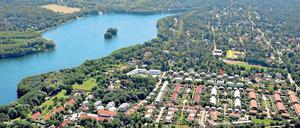 Schwierige Vergangenheit. Oberhalb der kleinen Insel liegt das umstrittene Grundstück, dass früher der jüdischen Familie Blaustein gehörte, am Südufer des Groß Glienicker Sees. Die Erben schenkten es der Stadt, die über die Fläche den Uferweg an die Landhausstraße anbinden will. Das könnte nun klappen.
