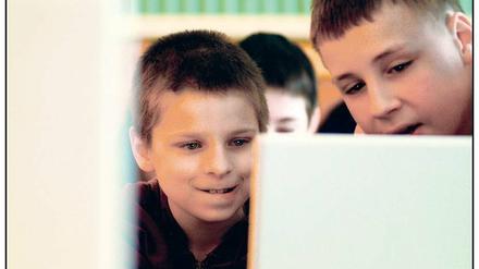 Von den Kleinen lernen. Der Faszination Internet erliegen bereits Grundschüler. Sie surfen routiniert durchs Netz und kennen Spieleseiten oft viel besser als ihre Eltern.