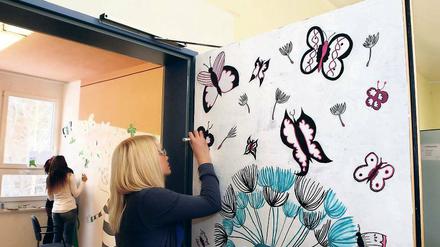 Schmetterlinge auf der Tür: Wenigstens das Büro des Sozialarbeiters soll als Ort zum Wohlfühlen schöner aussehen.