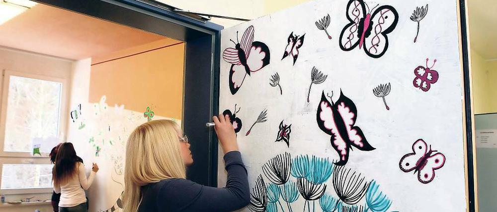 Schmetterlinge auf der Tür: Wenigstens das Büro des Sozialarbeiters soll als Ort zum Wohlfühlen schöner aussehen.
