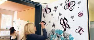 Schmetterlinge auf der Tür: Wenigstens das Büro des Sozialarbeiters soll als Ort zum Wohlfühlen schöner aussehen.
