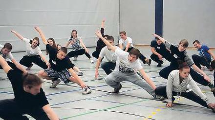 Balanceakt. 70 Kinder tanzen Ballett und Break Dance zu Shakespeare.