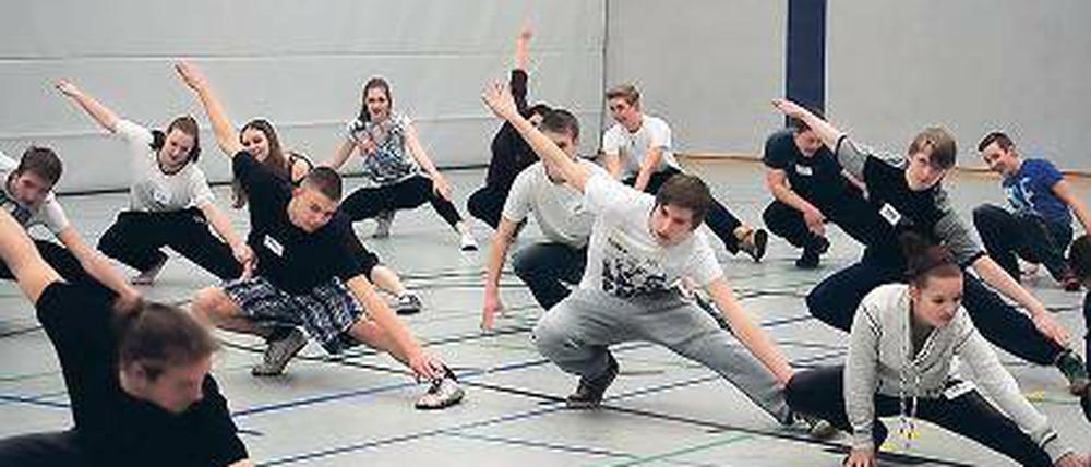 Balanceakt. 70 Kinder tanzen Ballett und Break Dance zu Shakespeare.