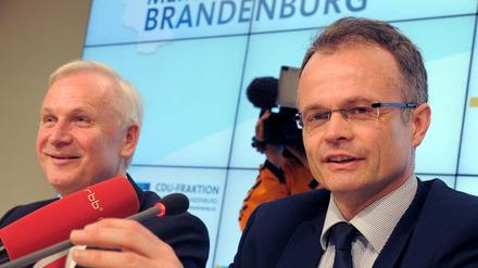 Der Brandenburger CDU-Fraktionsvorsitzende Dieter Dombrowski (l) erklärt am neben dem Parteivorsitzenden Michael Schierack die Gründe für seinen Rücktritt.