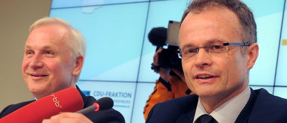 Der Brandenburger CDU-Fraktionsvorsitzende Dieter Dombrowski (l) erklärt am neben dem Parteivorsitzenden Michael Schierack die Gründe für seinen Rücktritt.
