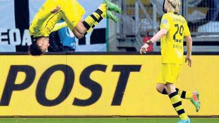 Dortmunds Pierre-Emerick Aubameyang feiert seinen Treffer zum 0:1 mit einem Salto, neben ihm Marcel Schmelzer.