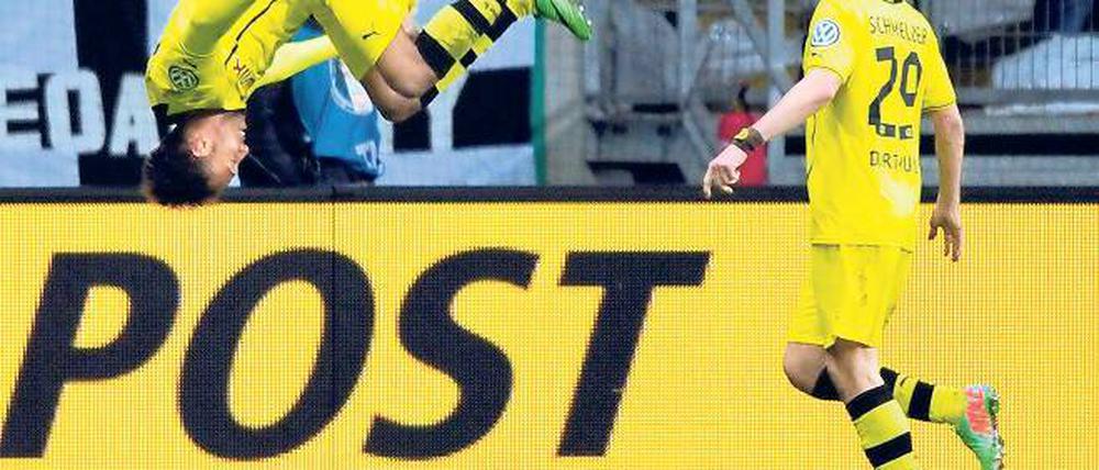 Dortmunds Pierre-Emerick Aubameyang feiert seinen Treffer zum 0:1 mit einem Salto, neben ihm Marcel Schmelzer.