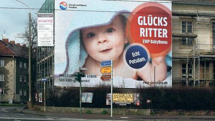 Hinreißend. Monatelang empfing das Baby Autofahrer an der Kreuzung.