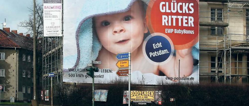 Hinreißend. Monatelang empfing das Baby Autofahrer an der Kreuzung.