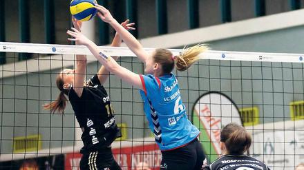 Block-Out. Wiesbaden schaffte es immer wieder den Potsdamer Block (hier Doreen Engel) so an zu spielen, dass der geblockte Ball direkt von dort ins Aus fiel.
