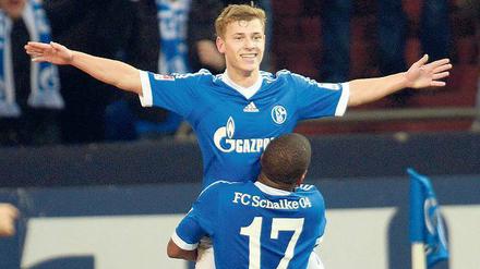 Schalkes Max Meyer und Jefferson Farfan feiern den 2:0-Erfolg.