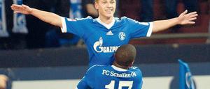 Schalkes Max Meyer und Jefferson Farfan feiern den 2:0-Erfolg.