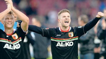 Freude bei den Augsburgern Daniel Baier (r) und Matthias Ostrzolek (l).