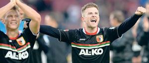 Freude bei den Augsburgern Daniel Baier (r) und Matthias Ostrzolek (l).