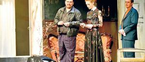 Im Kleid aus der Vergangenheit. Anja Ranjewskaja (Melanie Straub) möchte am liebsten die Zeit zurückdrehen. Doch auch wenn sie in ihrem Kleid wie aus dem 19. Jahrhundert wirkt, die Wirklichkeit hat sie längst eingeholt. Lopachin (Raphael Rubino, l.) und Trofimow (Jon-Kaare Koppe) haben nicht wenig Anteil daran.