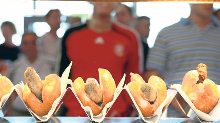 Unfair? Brandenburgs Gastronomen investieren einer Studie zufolge zu wenig. Schuld ist laut Hotel- und Gaststättenverband auch die unterschiedliche Mehrwertsteuer beim Konsum am Imbiss und im Restaurant. Darunter litten die Umsätze, so der Verband.