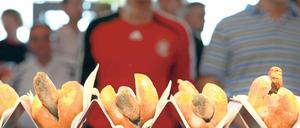 Unfair? Brandenburgs Gastronomen investieren einer Studie zufolge zu wenig. Schuld ist laut Hotel- und Gaststättenverband auch die unterschiedliche Mehrwertsteuer beim Konsum am Imbiss und im Restaurant. Darunter litten die Umsätze, so der Verband.