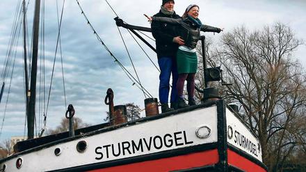 Ablegen. Heute werden auf dem Theaterschiff die Anker gelichtet. Eisberge werden dem „Sturmvogel“ wohl keine begegnen, Martina König und Timo Schöps erwarten perfektes Umzugswetter für die Reise von der Alten Fahrt an die Schiffbauergasse.