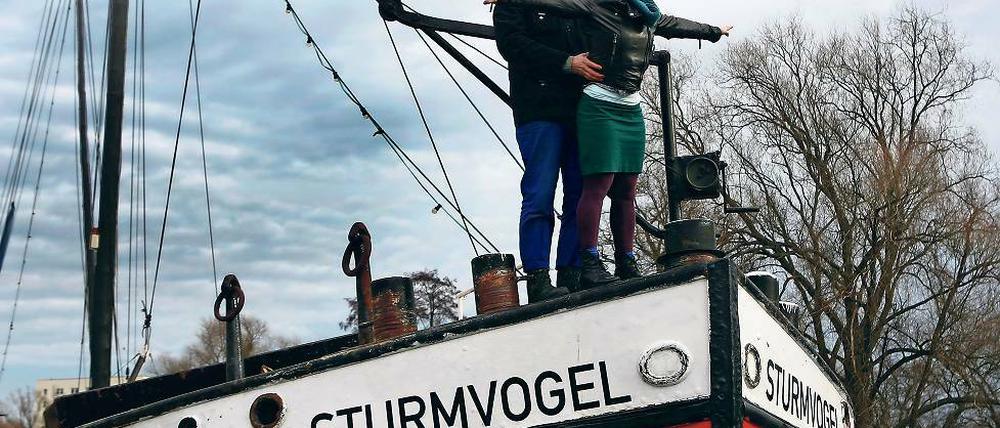 Ablegen. Heute werden auf dem Theaterschiff die Anker gelichtet. Eisberge werden dem „Sturmvogel“ wohl keine begegnen, Martina König und Timo Schöps erwarten perfektes Umzugswetter für die Reise von der Alten Fahrt an die Schiffbauergasse.