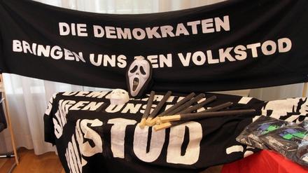 Zahlreiche polizeilich sichergestellte Beweismittel der rechtsextremen Vereinigung "Widerstandsbewegung in Südbrandenburg" wurden schon im Juni 2012 in Potsdam auf einer Pressekonferenz vorgestellt.