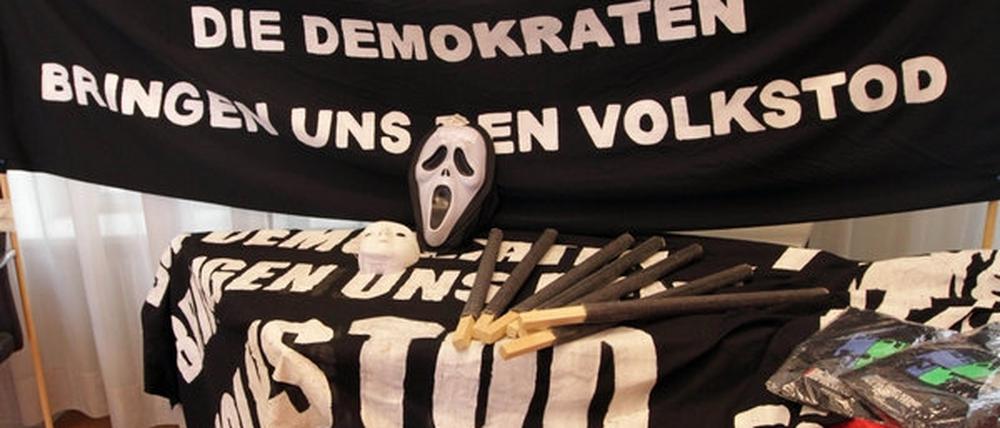 Zahlreiche polizeilich sichergestellte Beweismittel der rechtsextremen Vereinigung "Widerstandsbewegung in Südbrandenburg" wurden schon im Juni 2012 in Potsdam auf einer Pressekonferenz vorgestellt.